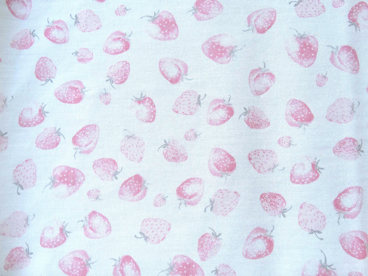 Tissu toile de coton atos imprimé fraises