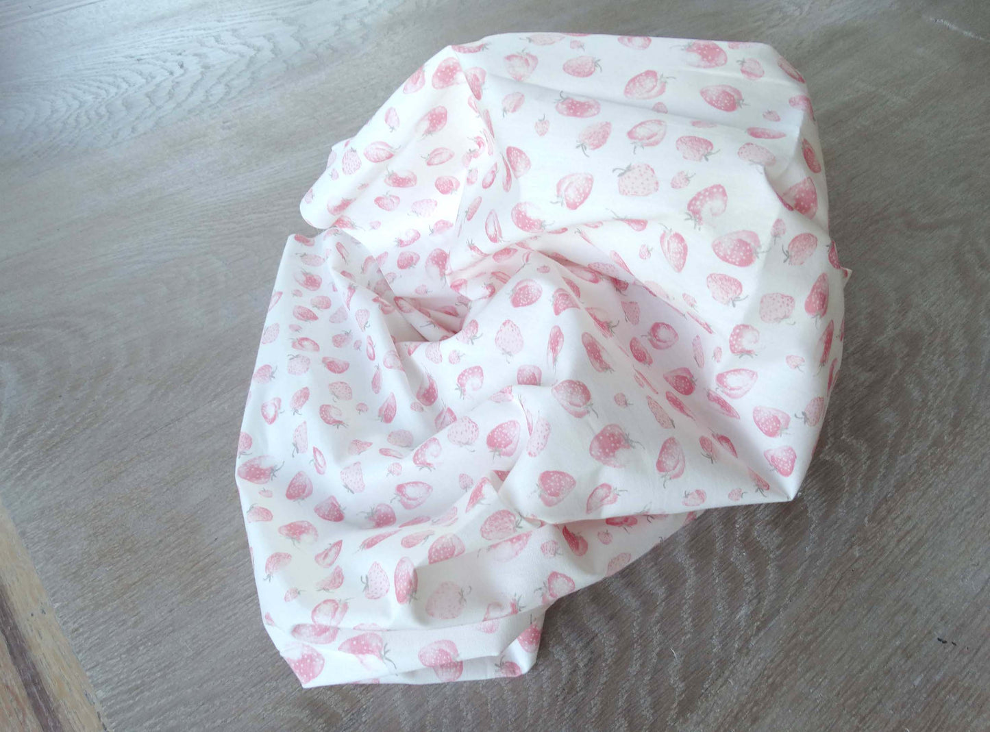 Tissu toile de coton atos imprimé fraises