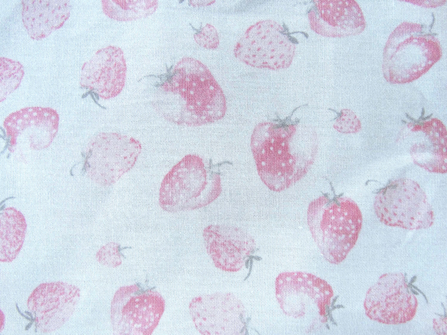 Tissu toile de coton atos imprimé fraises