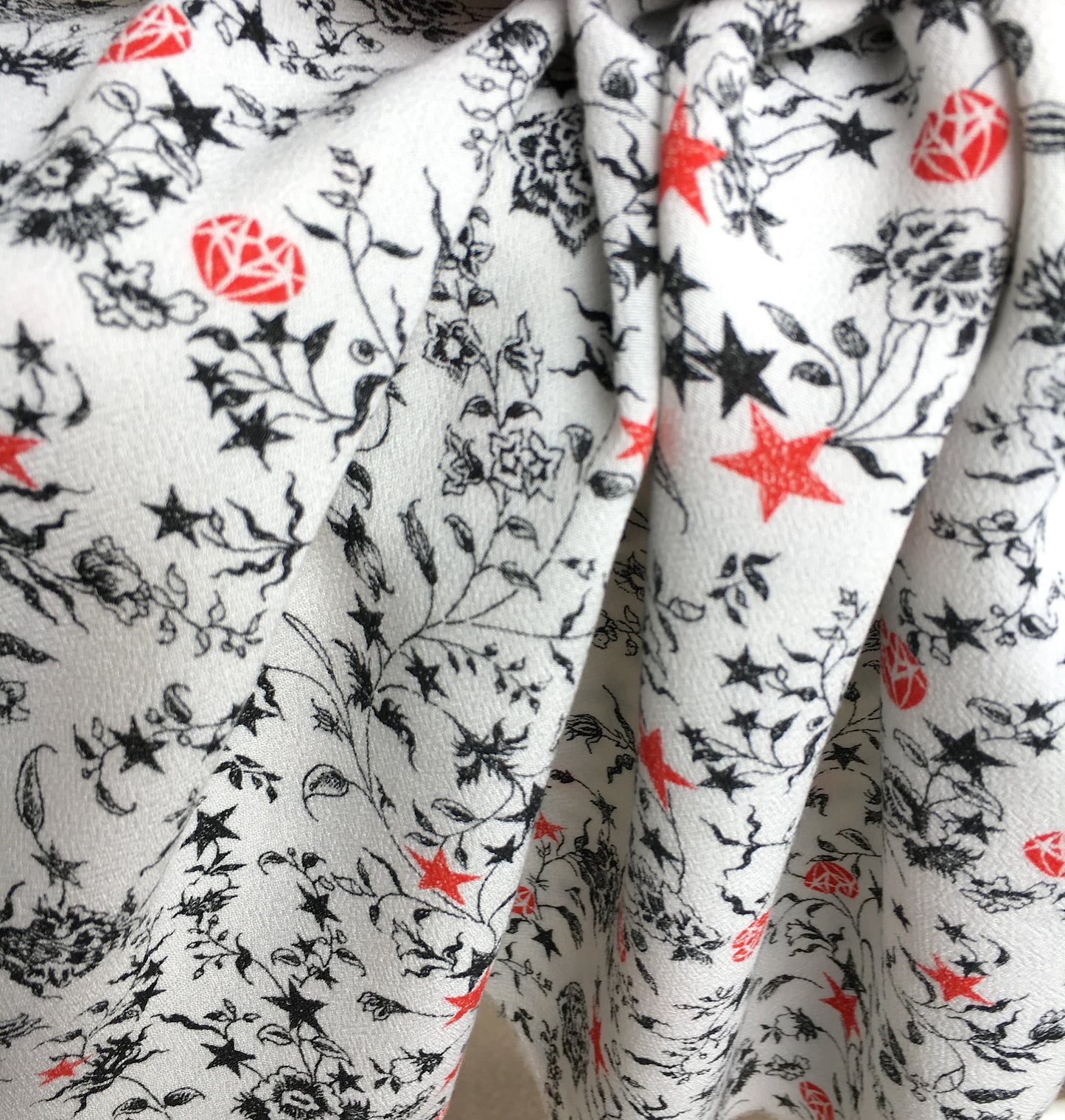tissu viscose imprimé fleuri rock blanc et noir