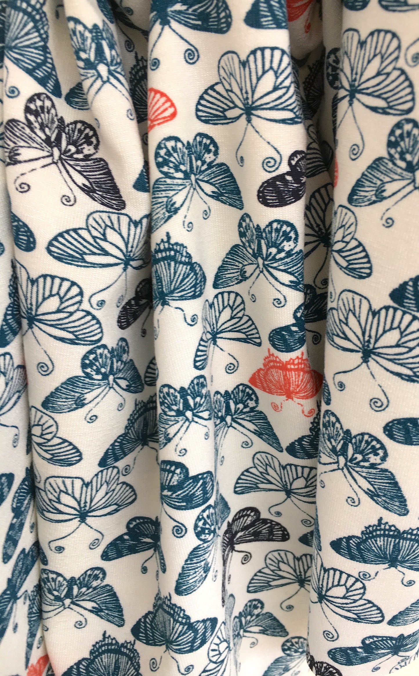 Tissu viscose imprimé papillons bleu rouge fond blanc