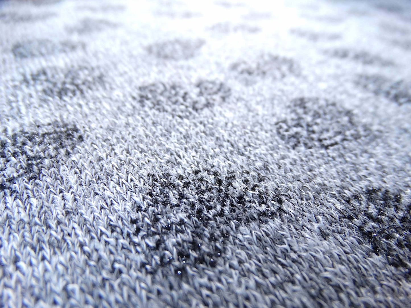 tissu polyester kareo hiver coeur noir sur fond gris