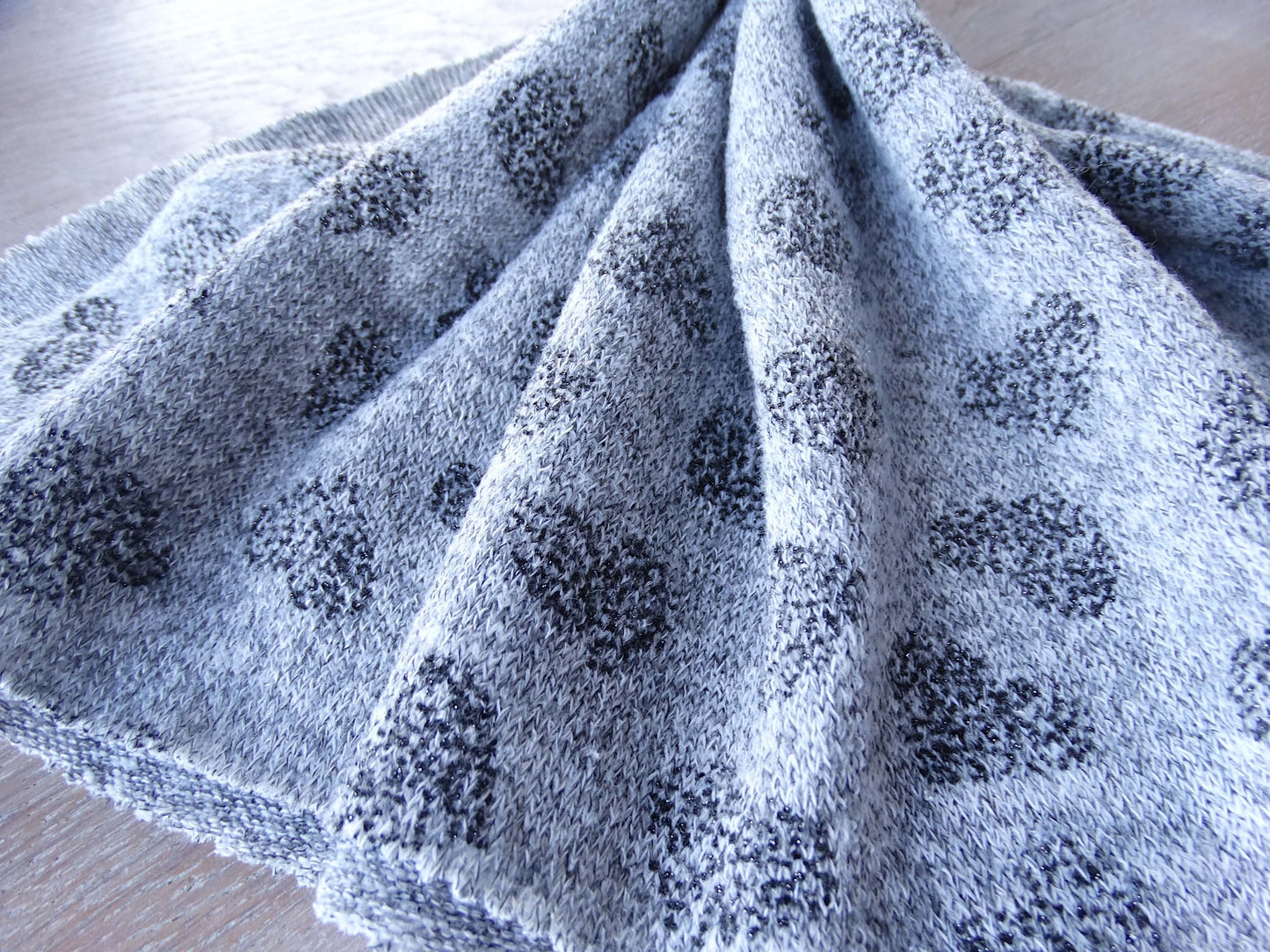 tissu polyester kareo hiver coeur noir sur fond gris
