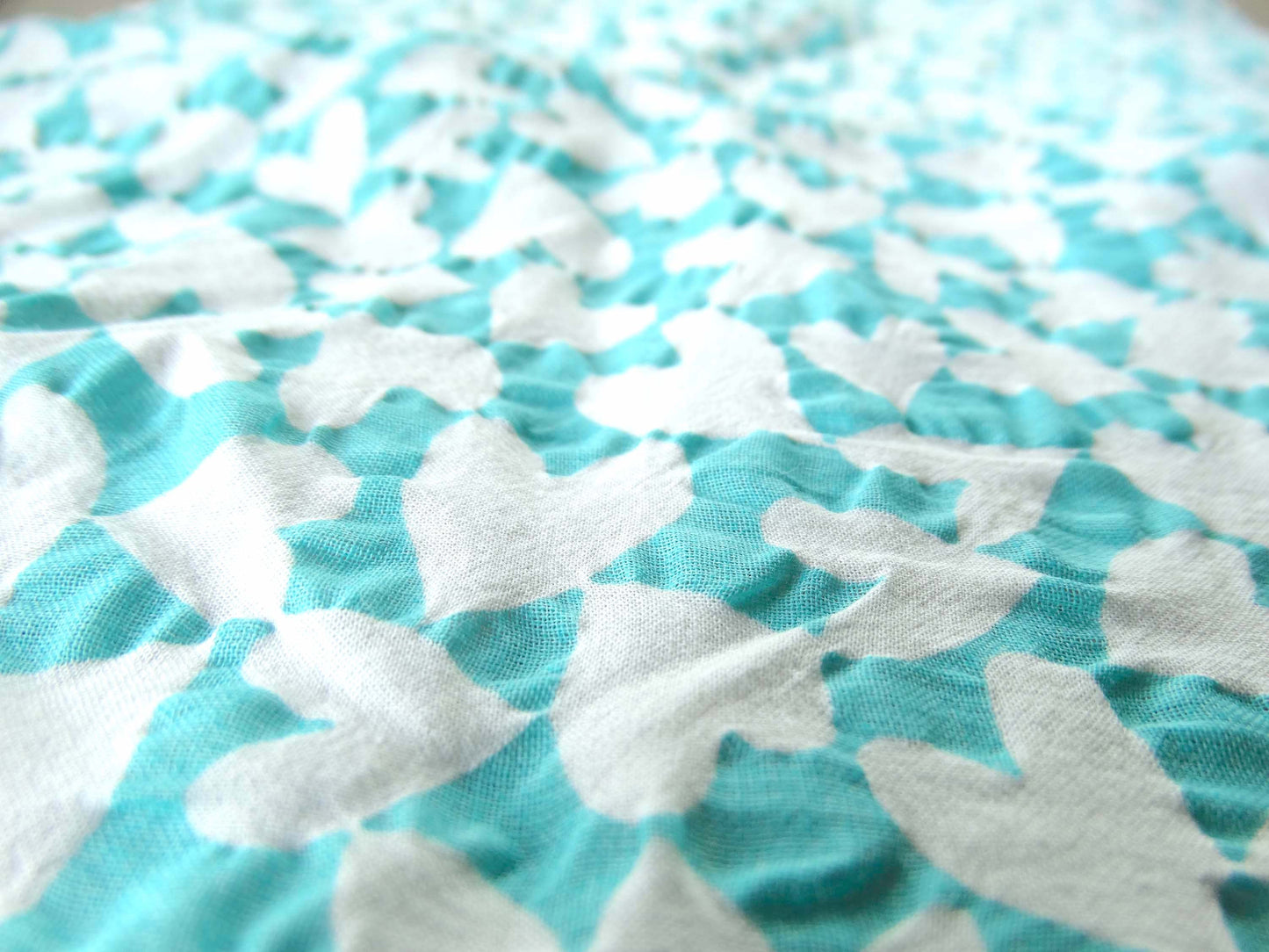 Tissu Love - Coeurs Blancs sur Fond Bleu