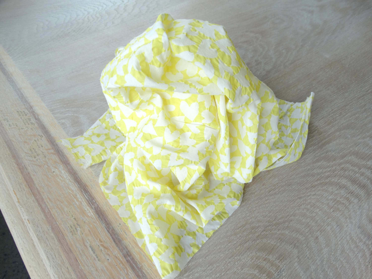 Tissu Love - Coeurs Blancs sur Fond Jaune
