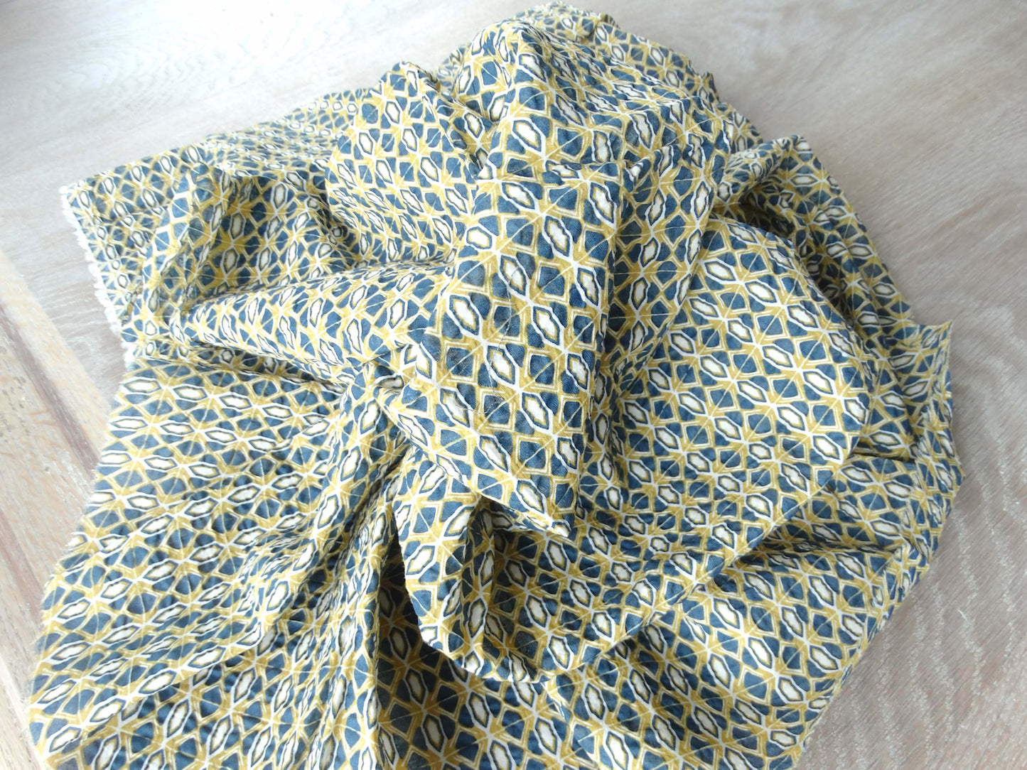 Tissu Love - Hexagone Bleu Or