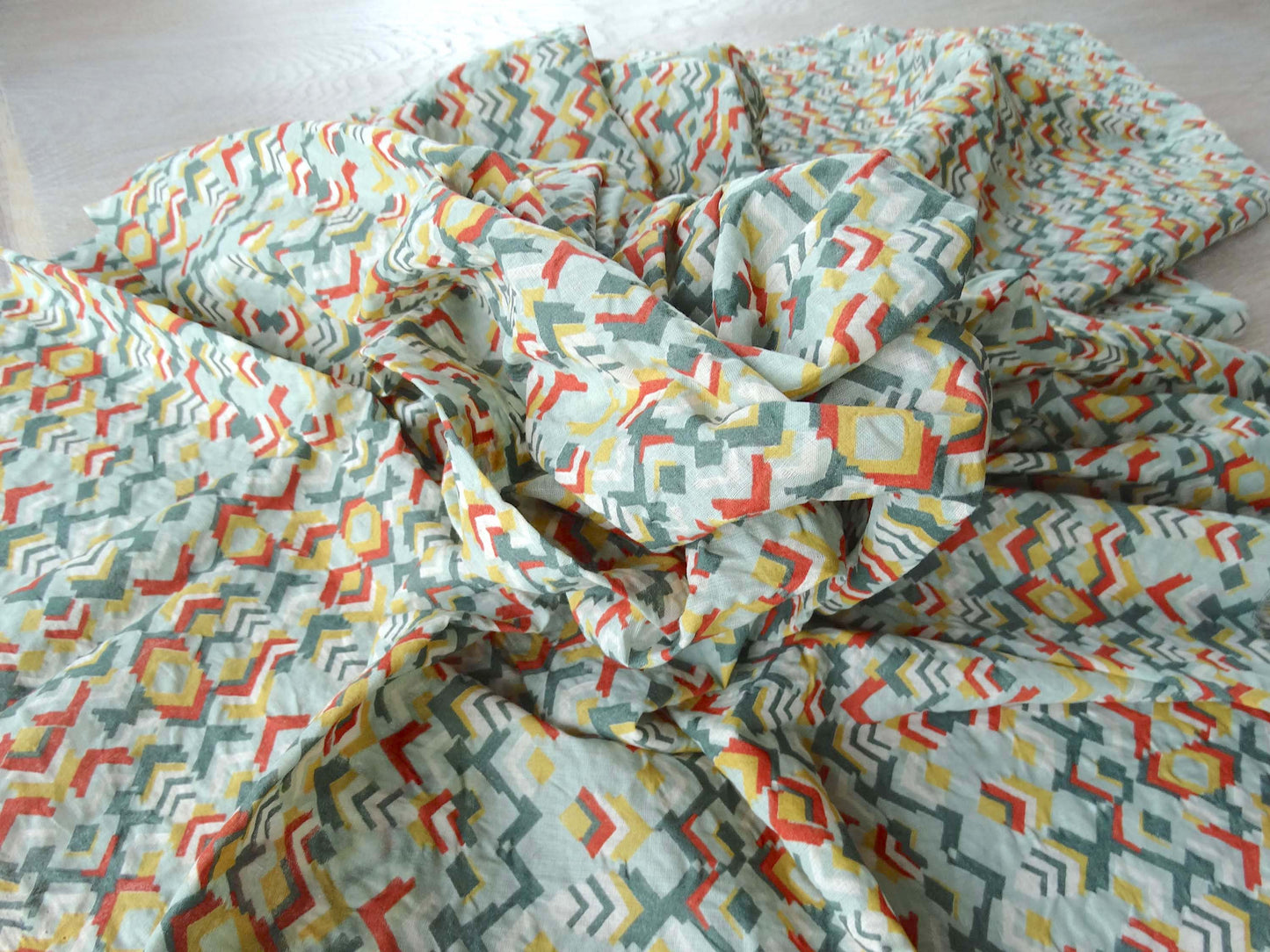 Love tissu fripon - Imprimé Géométrique Vert Rouge Or