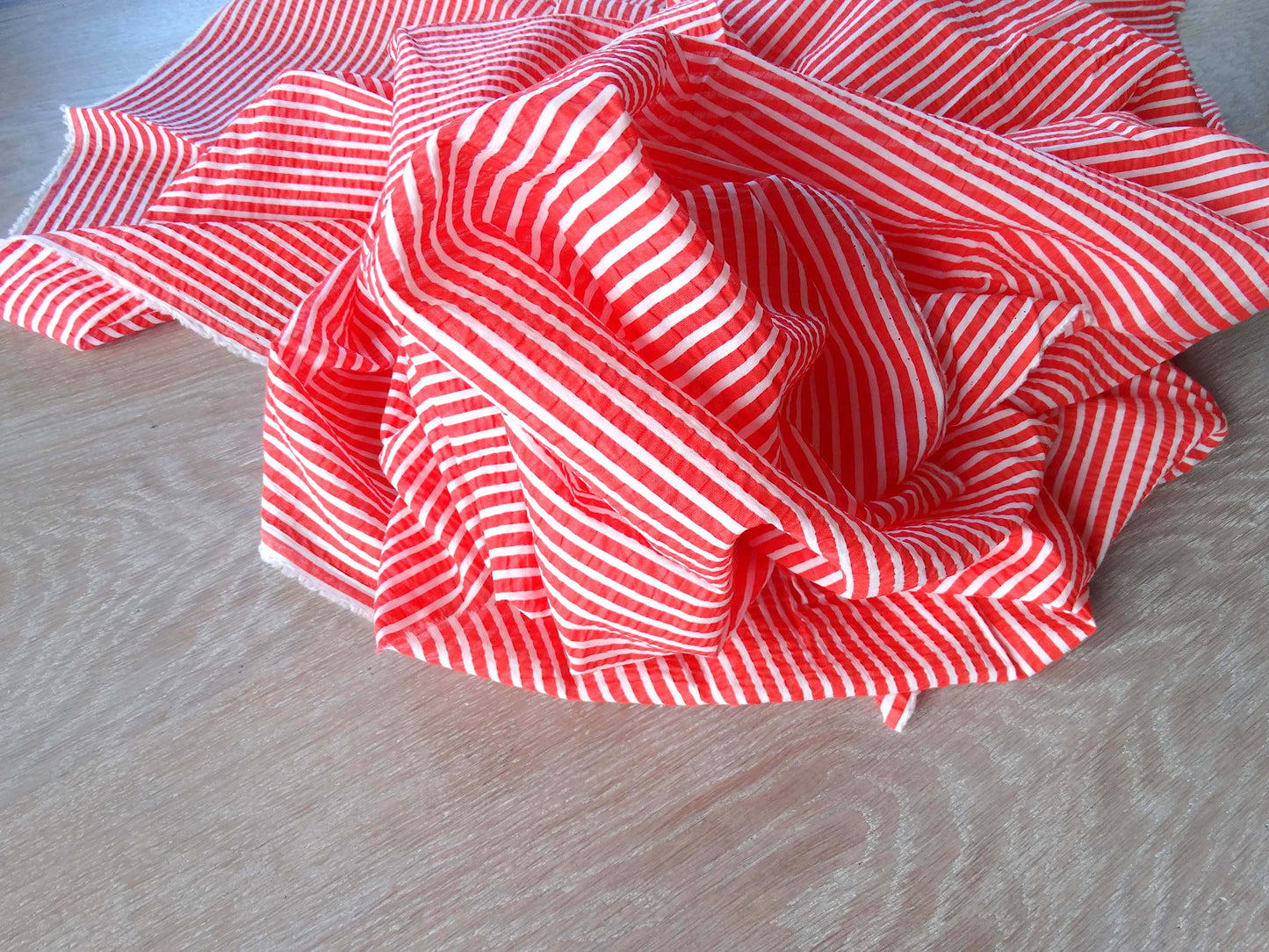 Love-tissu-rayures-rouge-blanc-fripon